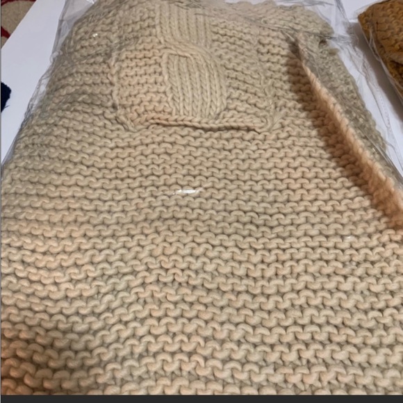 Chunky Oversized Two Pocket Tassel Scarf. - Picture 6 of 7